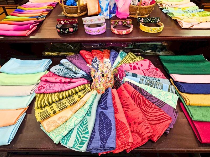 Éclats de soie dans une boutique artisanale