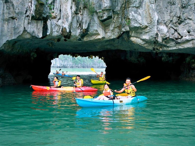 Découverte de la grotte Luon en kayak Que faire à la baie d’Halong