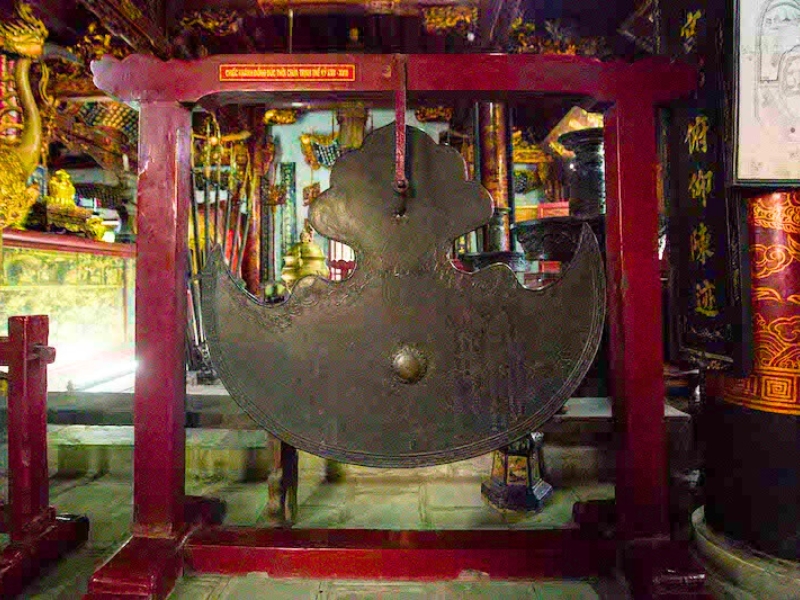 Gong en bronze du temple de Quan Thanh