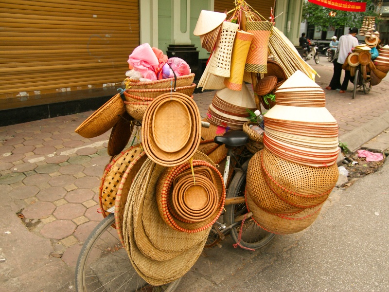 Marchand ambulant à Hanoi, chargé d’artisanats traditionnels