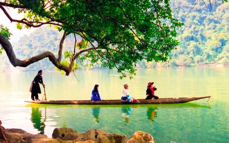 Pirogue monoxyle (thuyền độc mộc) sur le lac Ba Be 