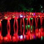 Le charme scintillant du Pont Thê Huc la nuit