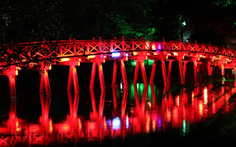 Le charme scintillant du Pont Thê Huc la nuit