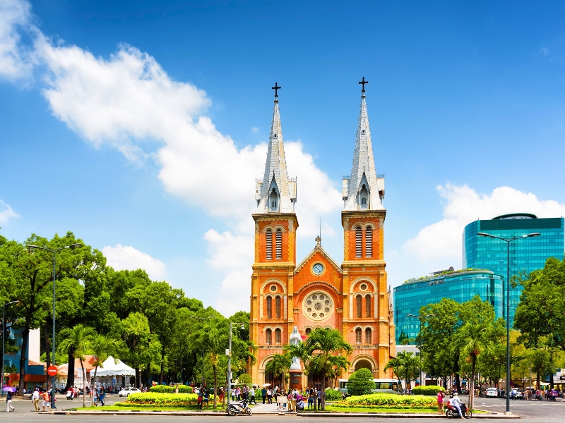 la-cathedrale-notre-dame-symbole-architectural-de-lepoque-coloniale-domine-le-coeur-de-de-saigon