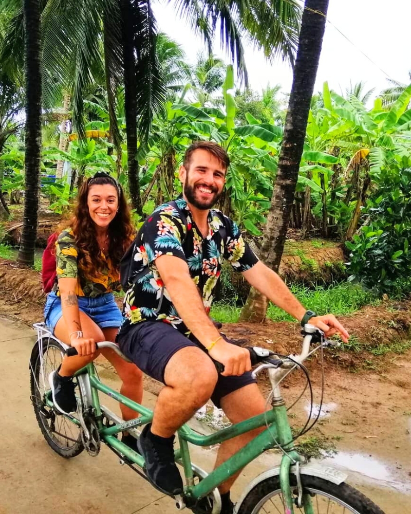 Les visiteurs apprécient une balade à vélo autour des îlots de Bên Tre