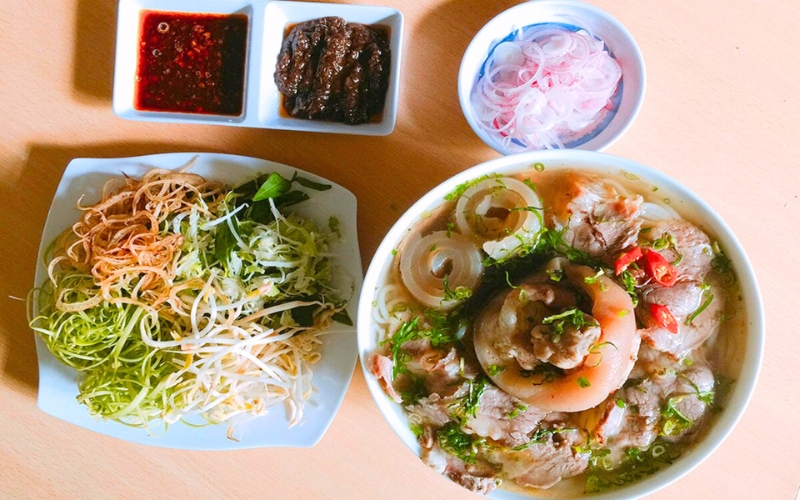 Bun bo (Soupe de vermicelles au bœuf)