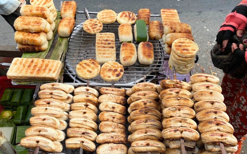 Chuôi nêp nuong (Bananes grillées au riz gluant et lait de coco)