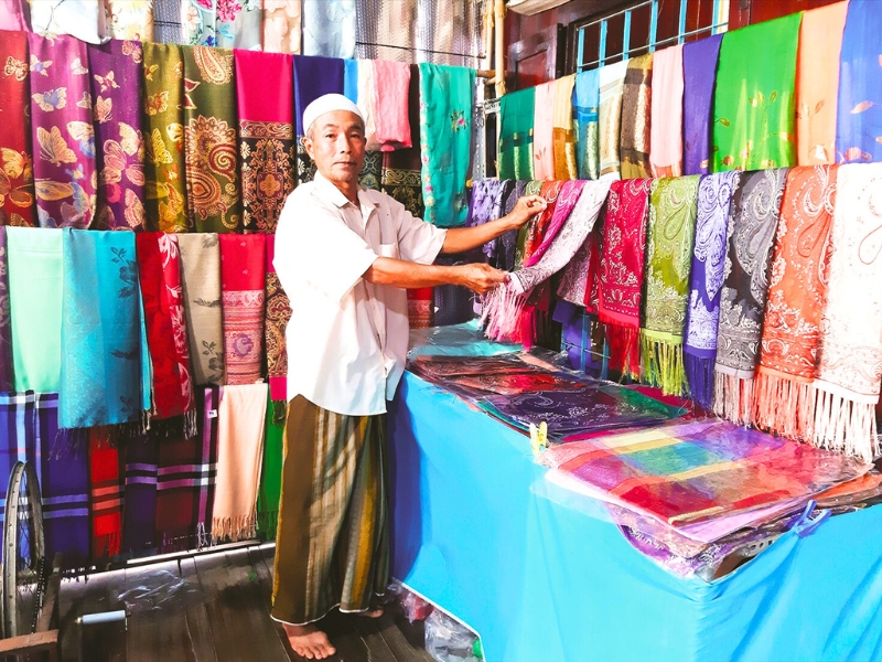 Écharpes tissées cham – Artisanat traditionnel coloré à rapporter de Chau Doc, reflet du savoir-faire du peuple cham.