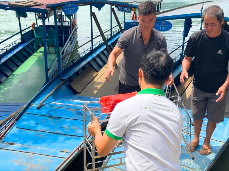 Il n’y a qu’un seul moyen de transporter les articles jusqu’à l’école – en bateau