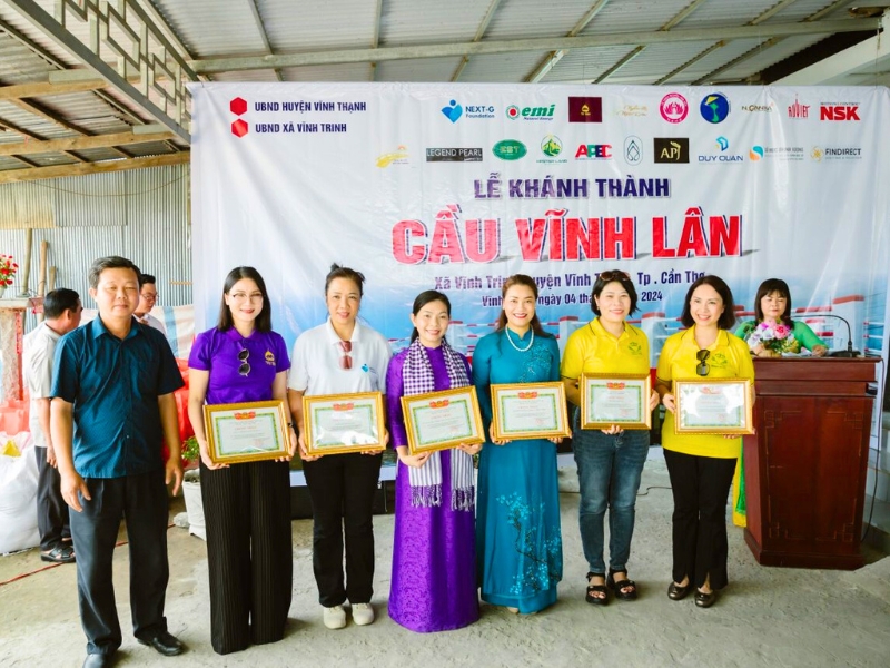 Les dirigeants locaux ont remis des certificats d’appréciation pour exprimer leur gratitude aux sponsors