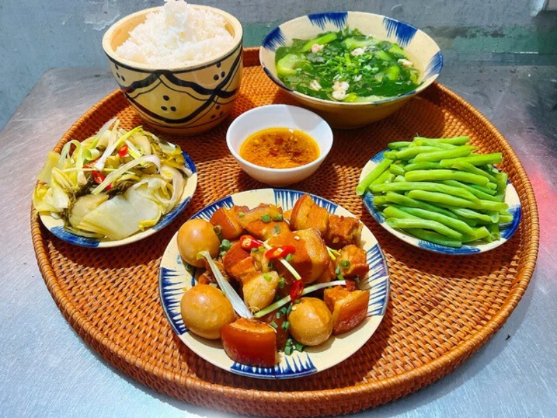 Le riz cuit à la vapeur (Com trang) est indispensable dans chaque repas vietnamien