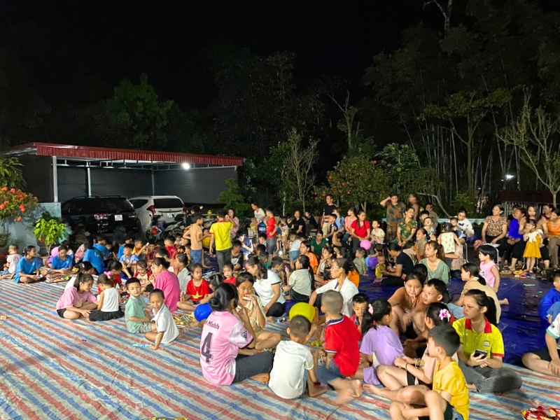 Les enfants joyeusement participent à la fête
