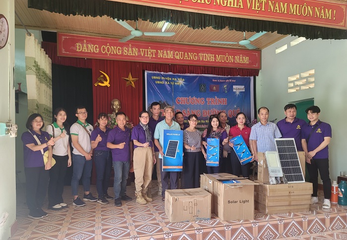 Offrir des lampadaires solaires aux habitants locaux à la commune Am Thuong, Ha Hoa, Phu Tho