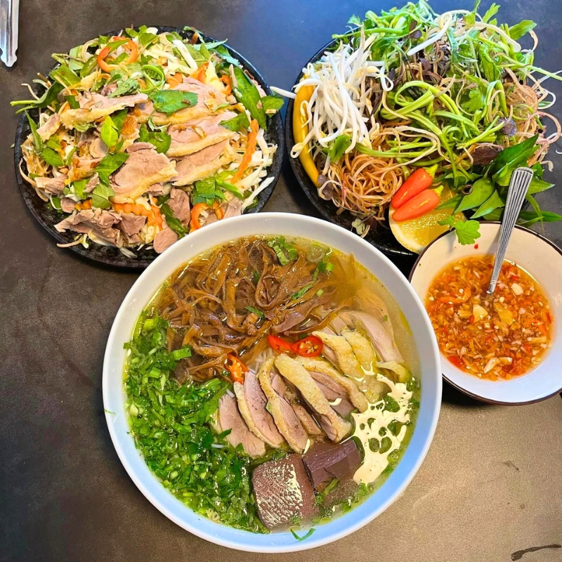 Bun Mang Vit (Soupe de nouilles au canard et aux pousses de bambou) soupes au Vietnam