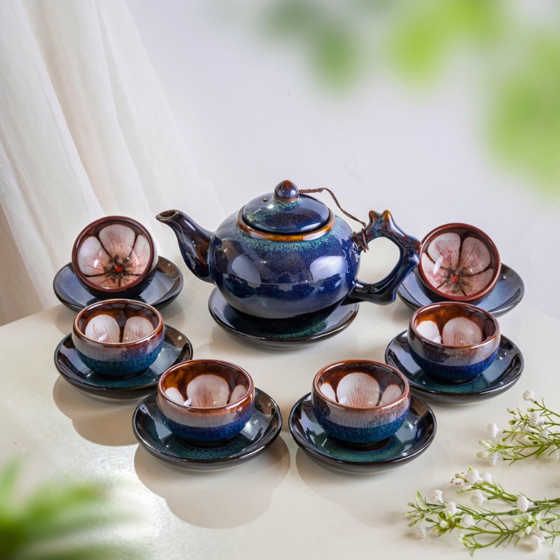 Symbole de convivialité et d’élégance, le service à thé incarne l’âme du Vietnam