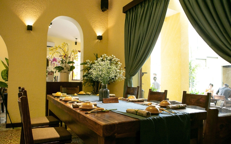 De vieux bateaux renaissent grâce aux artisans talentueux, créant de magnifiques tables à Chay Garden