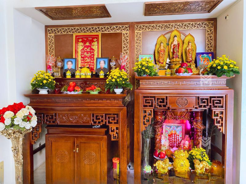 L’autel est toujours placé dans l’endroit le plus solennel et purifié