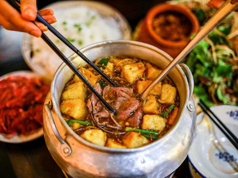 Lâu Riêu Cua Bap Bo – La fondue vietnamienne au crabe et bœuf, un délice réconfortant des repas d’hiver à Hanoi