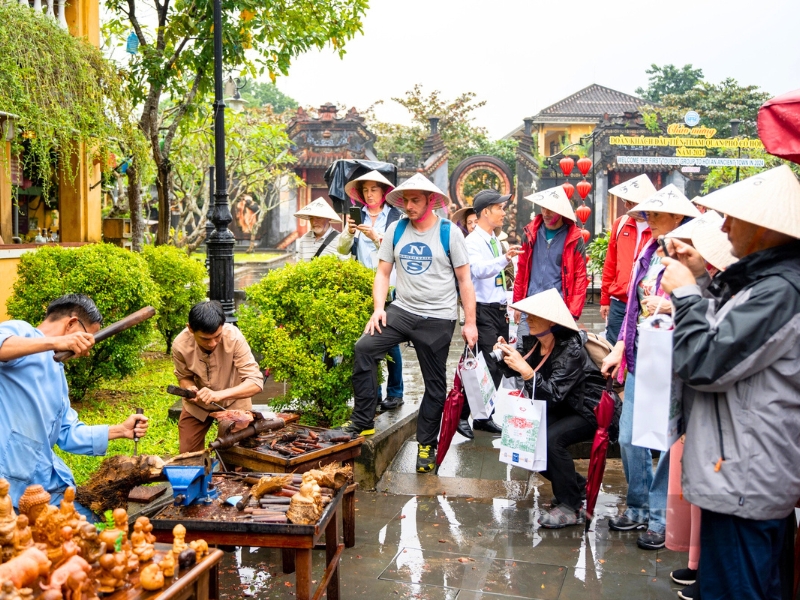 Le Non La vietnamien fascine les touristes étrangers