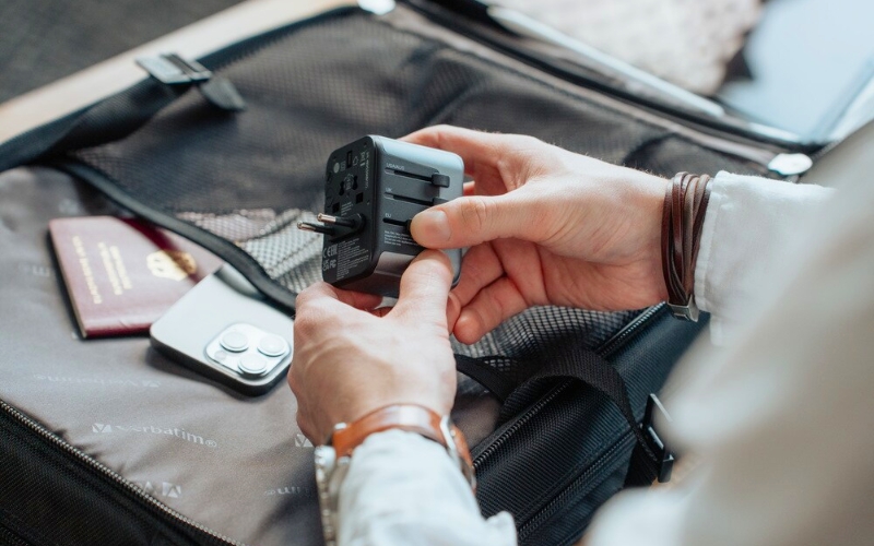 L'adaptateur électrique, un indispensable pour tout voyage au Vietnam valise pour un voyage au Vietnam