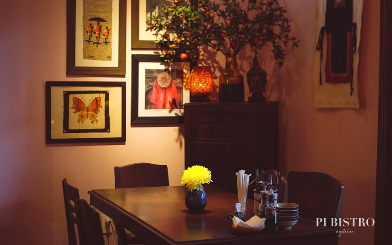 Le décor de Pi Vegetarian Bistro aux couleurs du Vietnam crée une atmosphère accueillante et familière