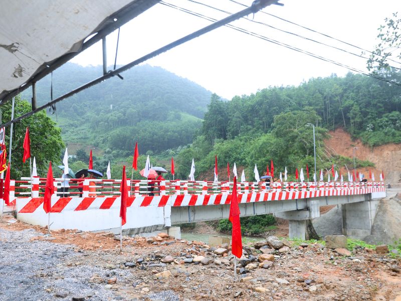 Le pont Thuân Hoa relie les hameaux de Lung Buông et Lung Cang