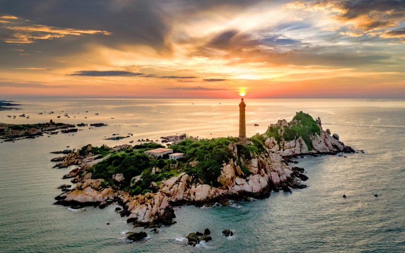 La baie de Mui Ne, un tableau naturel où s’unissent plages infinies et mer turquoise.