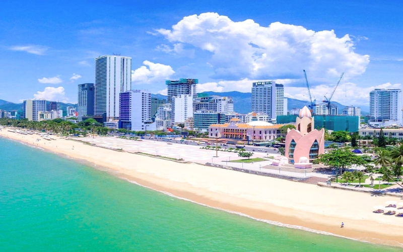 La plage de Nha Trang, alliance parfaite entre détente, animation et paysages urbains spectaculaires