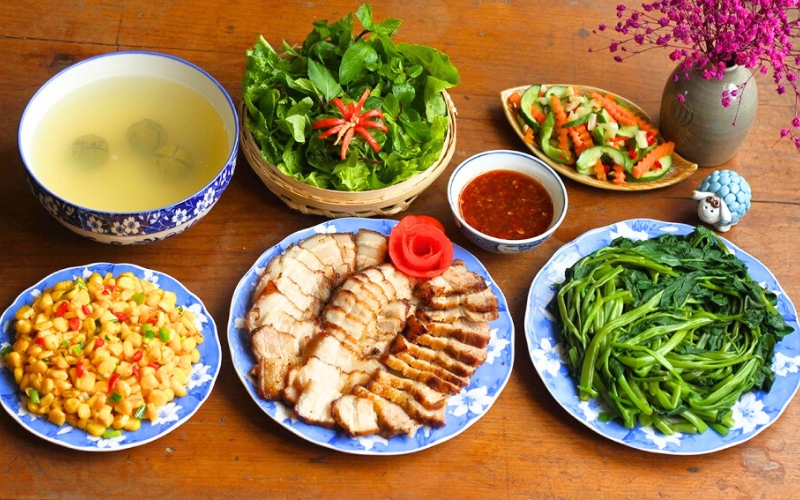 Le liseron d’eau bouilli et son eau parfumée au fruit du dracontomelon : un plat modeste mais chargé de nostalgie