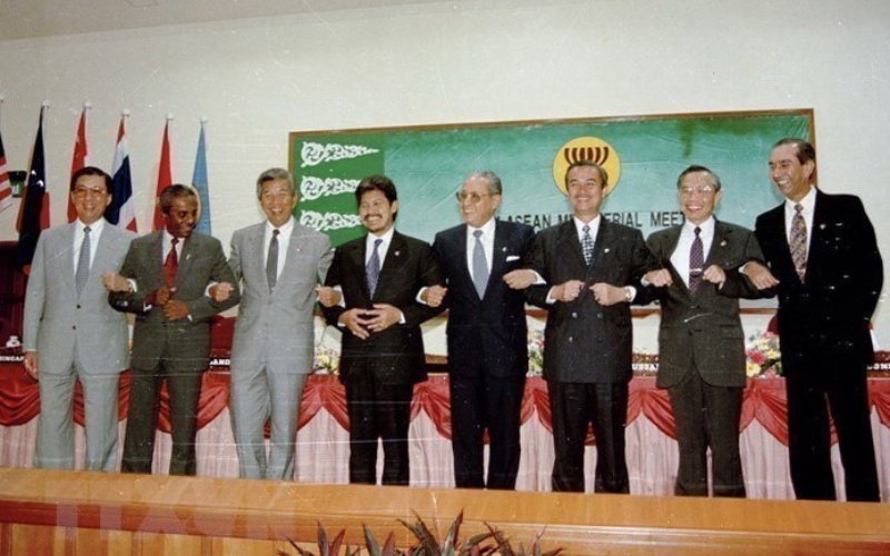1995 – Le Vietnam rejoint l’ASEAN. Cet événement symbolise une étape décisive du renouveau diplomatique et de l’ouverture du pays vers ses voisins et le monde.