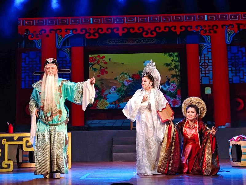 Scène de Cai Luong : un art dramatique vietnamien où se mêlent chant, musique et tradition