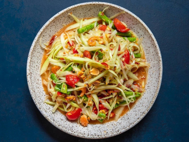Goi du du - Salade vietnamienne de papaye verte, croquante et relevée, mêlant fraîcheur et saveurs épicées