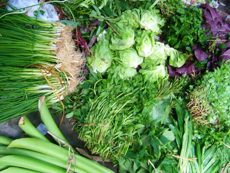 Au Vietnam, les herbes et les légumes sont rois — les rouleaux de printemps en débordent!