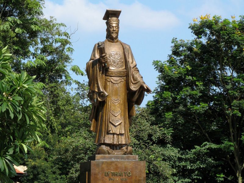 Lý Thái Tổ (974 – 1028) – Fondateur de la dynastie des Lý et du royaume du Đại Việt. En 1010, il transféra la capitale à Thăng Long, l’actuelle Hanoi