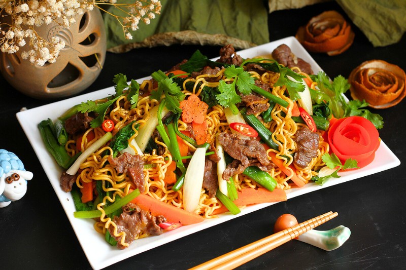 Ricetta di noodles saltati al manzo (Mì xào bò)
