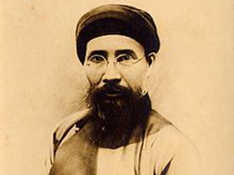 Réformateur visionnaire et homme de lettres, Phan Bội Châu consacra sa vie à l’indépendance du Vietnam, appelant à l’éveil du peuple face à la domination coloniale