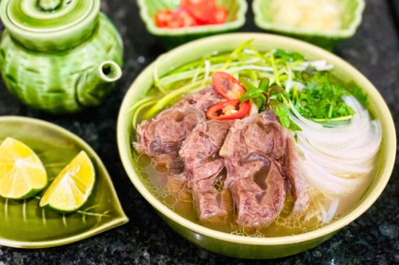 Le Pho bo est l’un des meilleurs petits-déjeuners vietnamiens, savoureux, réconfortant et plein de saveurs.