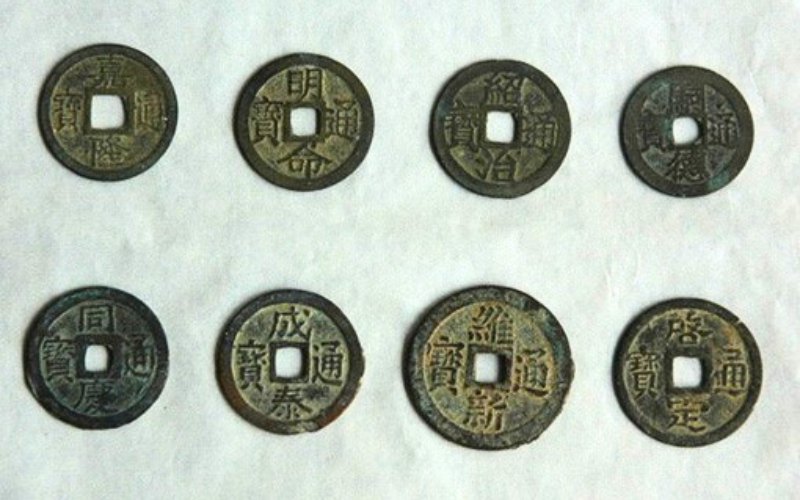 Quelques monnaies portant les noms de règne sous la dynastie des Nguyen