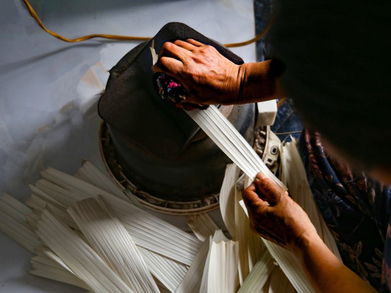 Feuilles lissées à chaud avant l’assemblage du chapeau