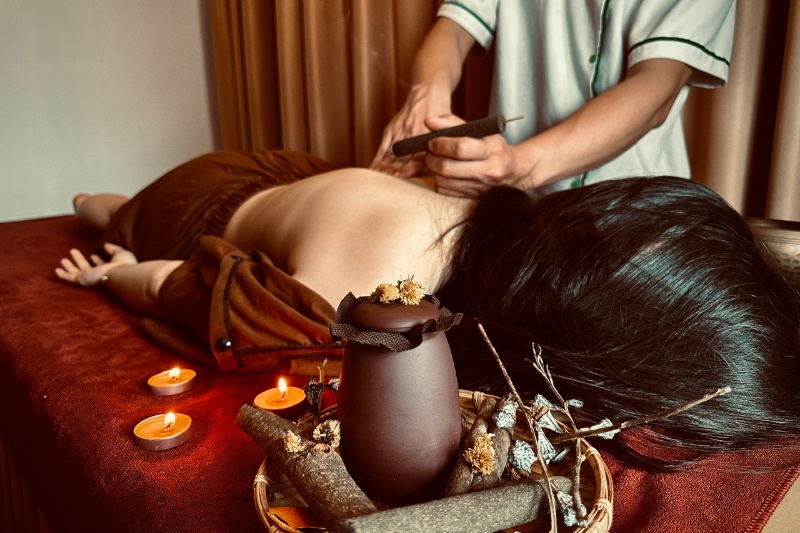 La flamme de l’armoise effleure la peau, la chaleur pénètre, l’énergie circule et la sérénité renaît