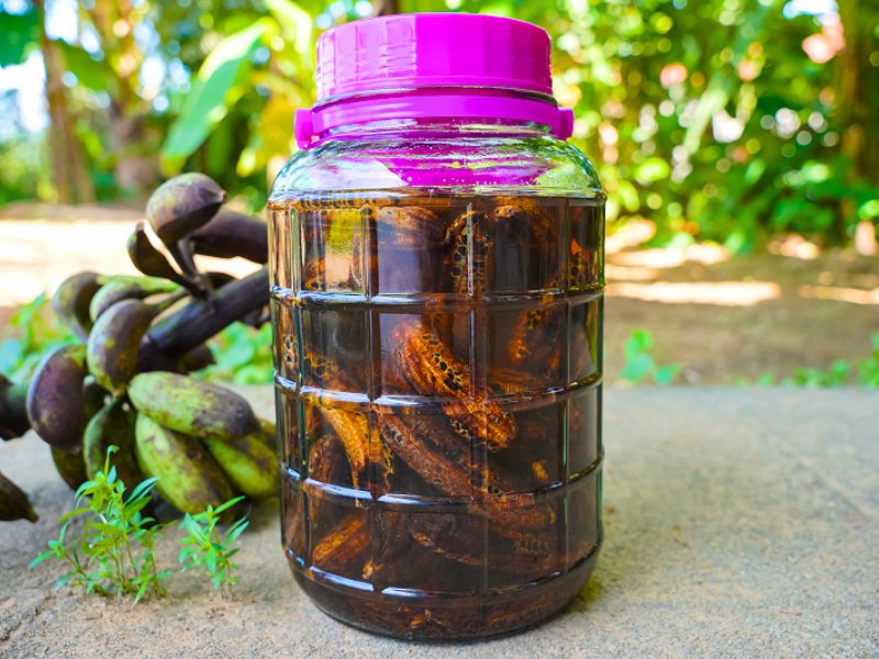 Alcool vietnamien à base de bananes à pépins, apprécié pour son parfum fruité et sa couleur ambrée