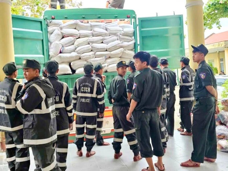 Le camion de secours acheminé depuis le Nord, déchargés avec l’appui des forces de police locales